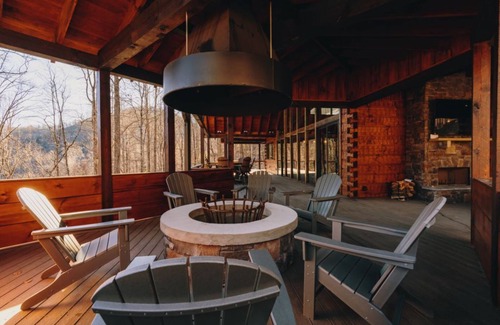 Topton Cabin | Nite Owl-Luxury Log Cabin Rental, Outdoor Fire Pit, Fire Place, High Speed Internet, Hot Tub, Pool Table, Open Concept- Nantahala NC