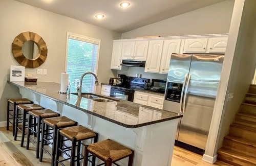 Bella Vista House | nKindra’s Lake House – Lakefront w/Dock, Screened Porch, Pet Friendly, MTB