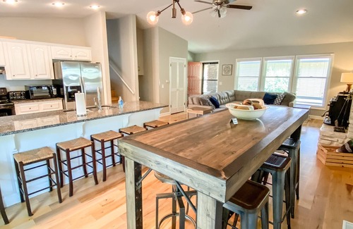 Bella Vista House | nKindra’s Lake House – Lakefront w/Dock, Screened Porch, Pet Friendly, MTB