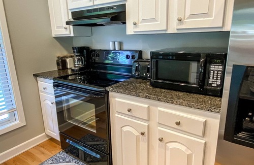 Bella Vista House | nKindra’s Lake House – Lakefront w/Dock, Screened Porch, Pet Friendly, MTB