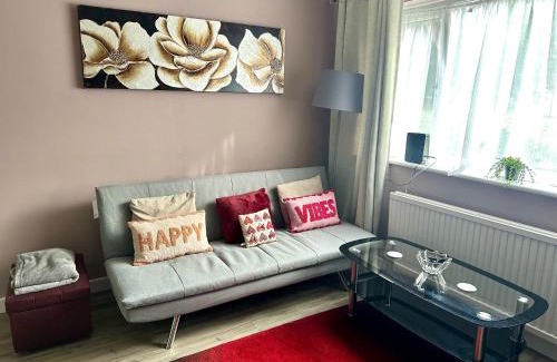 Dartford Apartment | NKN cosy maisonette close to Dartford train station, free parking, food, shopping