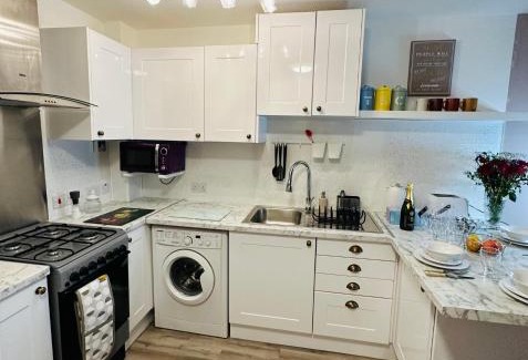 Dartford Apartment | NKN cosy maisonette close to Dartford train station, free parking, food, shopping