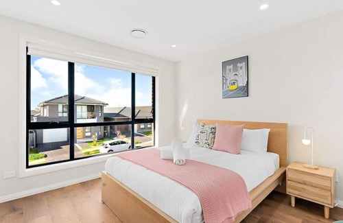 Leppington House | NLEP014 · Aircabin | Leppington | Lovely Comfy | 4 Bed House
