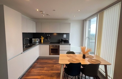 Castlefield Apartment | nLuxury, Centrally Located 2 Bedroom Duplex Apt with Skyline View Balcony