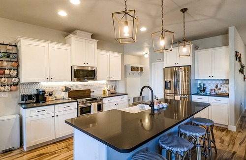 Newberry House | nLuxury Retreat with Hot Tub!