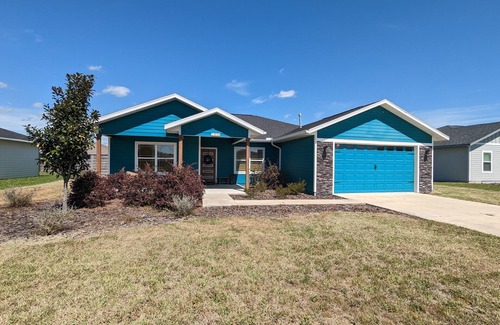 Newberry House | nLuxury Retreat with Hot Tub!
