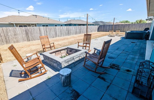 Newberry House | nLuxury Retreat with Hot Tub!