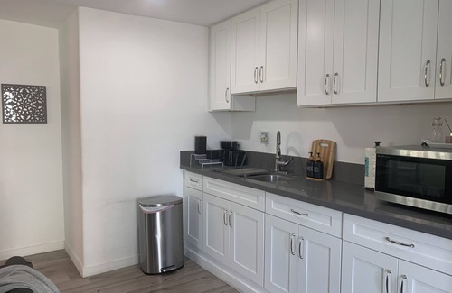 Palms House | nModern One bedroom Guest House with WiFi, AC, Charming Patio, near Culver City,