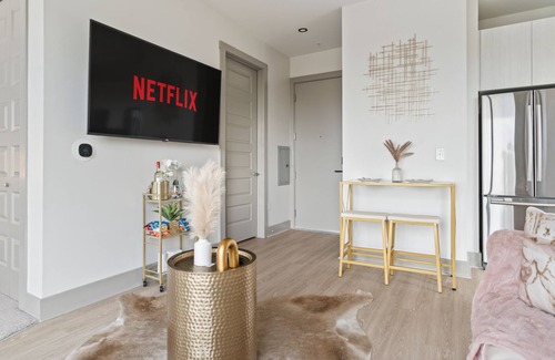 Westside Condo | nNEW! ChateauOasis Penthouse Free Parking