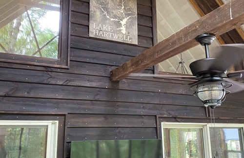 Gumlog Cabin | nNewly furnished 3 bedroom 2 bath on the lake with covered dock