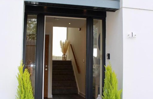 Bude House | No 1 The Paddock - Spacious holiday home with a hot tub