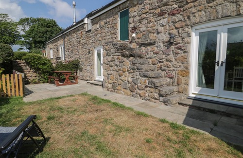 Capel Coch Cottage | NO 2 THE STABLES, pet friendly, with open fire in Llannerch-Y-Medd