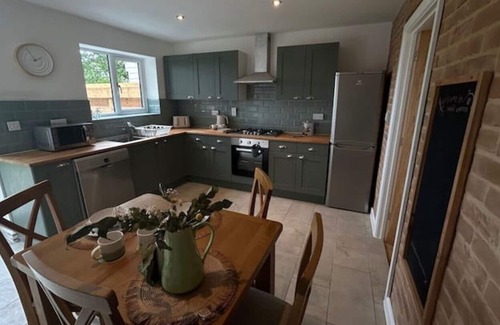 Foxley Cottage | No.3 Rabbit Warren, Bright décor home & private hot tub