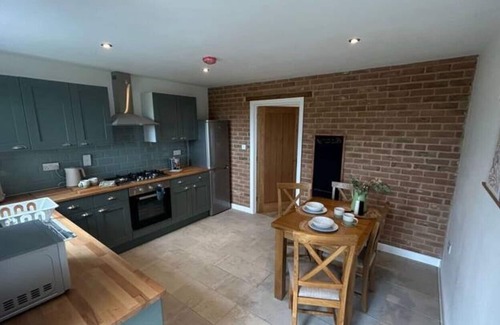 Foxley Cottage | No.3 Rabbit Warren, Bright décor home & private hot tub