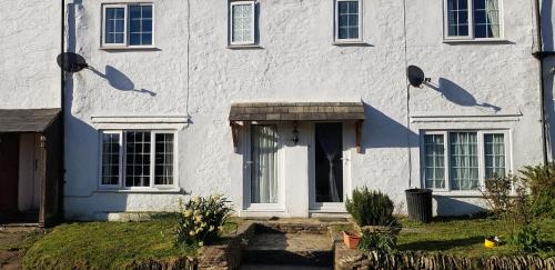 Liskeard House | No 4 Trelawney Apartment - Onsite Bar - Restaurant - Horse Riding