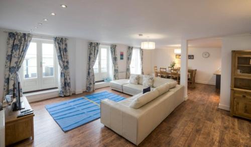 Tenby Apartment | No 5 Court House, Tenby - luxurious 5 Star accommodation