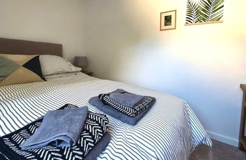 Foxley Cottage | No.5 Hedgehog Den Large dog friendly garden with hottub