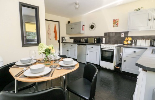 Great Hatfield Cottage | NO. 5 MAIN STREET, romantic, character holiday cottage in Hornsea