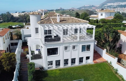 Benalmadena Villa | No car needed! Close to town, great views, SHEETS for all weekly stays