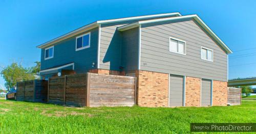 Southwood Valley Apartment | No Check-out Work Sleeps 8! Family-friendly C