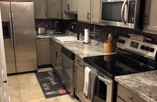 Huntsville Apartment | No chores!/6 guests/⬆️stairs/🦮🐈/WI-FI/alt pay for long stays