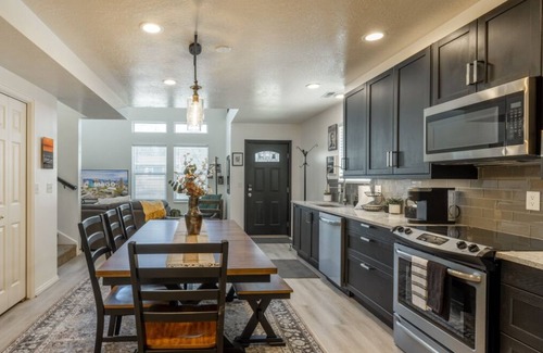 East Central House | *No Chores* Scholar's Loft + Near University
