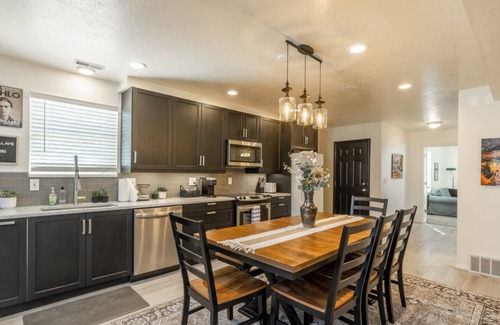 East Central House | *No Chores* Scholar's Loft + Near University