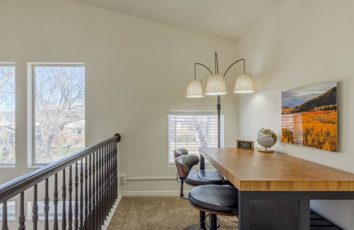 East Central House | *No Chores* Scholar's Loft + Near University