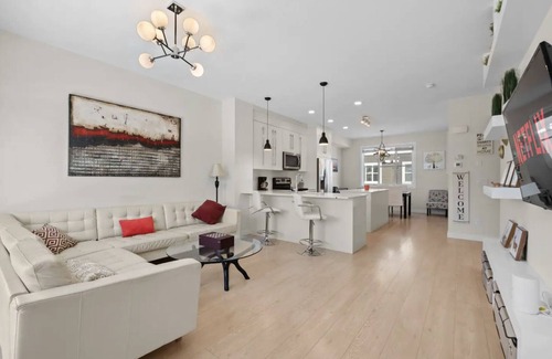 Calgary House | No Cleaning Fees | Lux 4 Bedroom | Near Airport