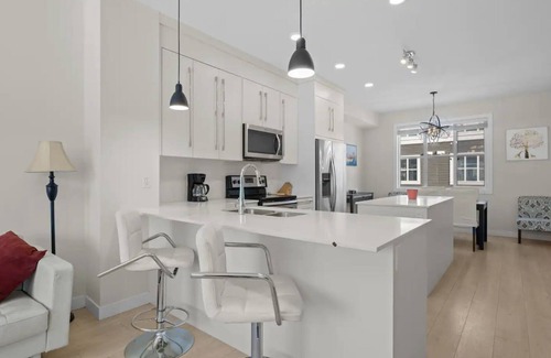 Calgary House | No Cleaning Fees | Lux 4 Bedroom | Near Airport