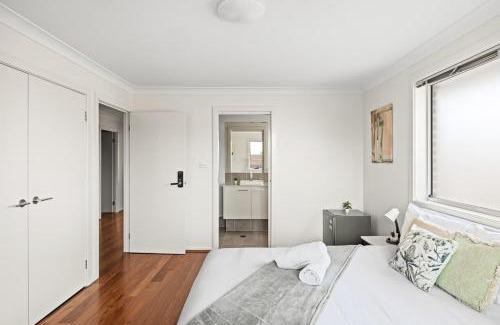 Panania House | No Frill Ensuite Double Room in Panania - Near Stations