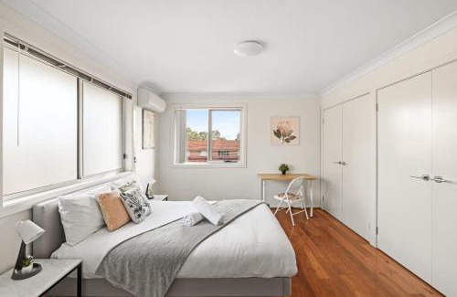 Panania House | No Frill Ensuite Double Room in Panania - Near Stations