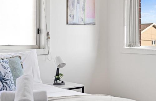 Panania House | No Frill Ensuite Double Room in Panania - Near Stations