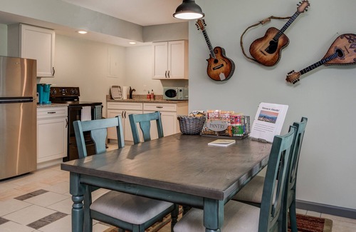 Candler House | NO HOTEL FEES AVL Luxury Pets Views SPA Game Room
