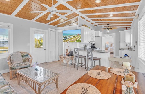 Summerland Key House | No Offering a discount from now until July 21! 3/2 canal front home!