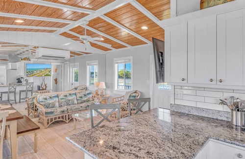 Summerland Key House | No Offering a discount from now until July 21! 3/2 canal front home!