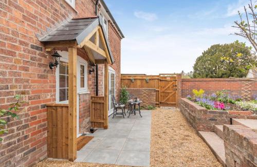 Bewdley House | No Road - The Cottage