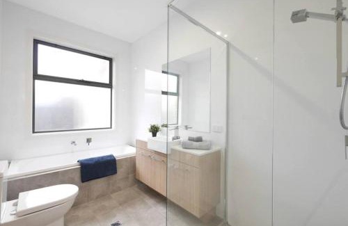 Woodville North House | No Stairs Dbl Garage Aircon Woodville North
