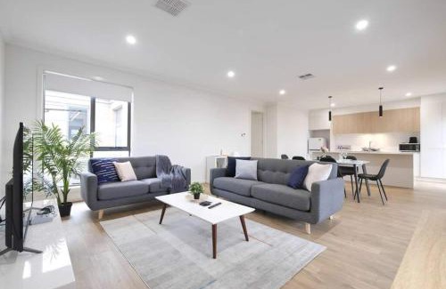 Woodville North House | No Stairs Dbl Garage Aircon Woodville North