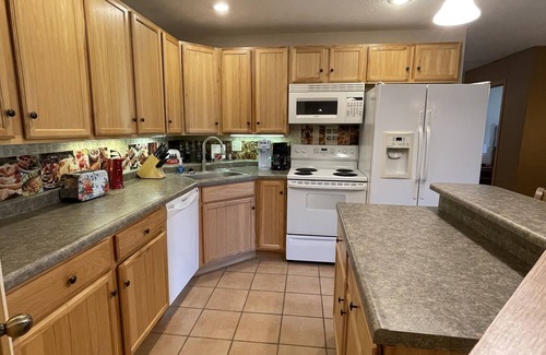Tea House | NO STEPS w/attached garage and screened in patio, NO sales tax with 28 day stay!