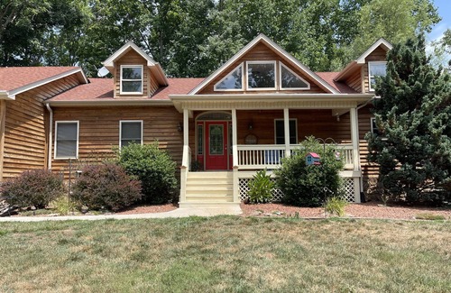 Sloans Valley House | 'No Wake Zone' is Lakefront and close to the boat ramp