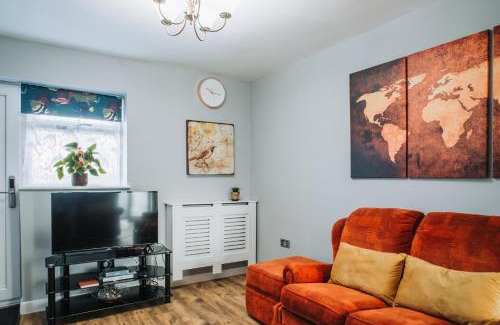 Hanham Apartment | No10 Bristol - 2 Bedroom house with private garden and parking