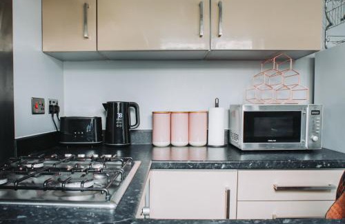 Hanham Apartment | No10 Bristol - 2 Bedroom house with private garden and parking