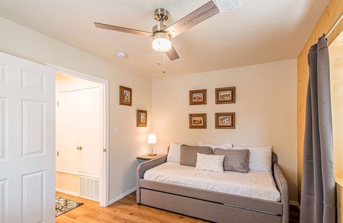 University Heights House | Nob Hill Oasis A - 2 bed 1 bath - Gorgeous Apt In Great Location!