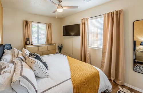 University Heights House | Nob Hill Oasis A - 2 bed 1 bath - Gorgeous Apt In Great Location!