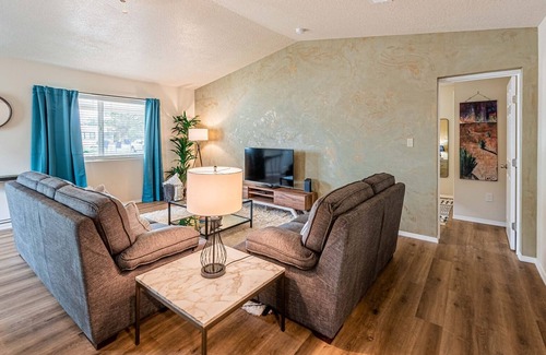 University Heights House | Nob Hill Oasis A - 2 bed 1 bath - Gorgeous Apt In Great Location!