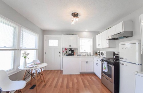 Belmont House | NoBel Bungalow near Belmont Abby