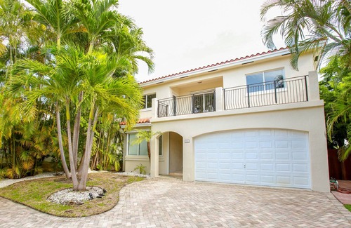 Surfside House | NoBeVIP: Spacious Mediterranean Waterfront VILLA:Heated pool & walk to beach!