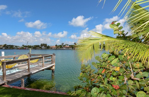 Surfside House | NoBeVIP: The PALMS HOUSE With Bay View, HEATED Pool and walk to the beach
