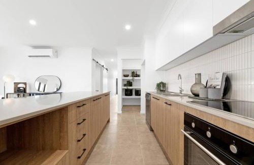 Burpengary East House | Noble Casa Brand New Estate Sleeps 8 Burpengary East